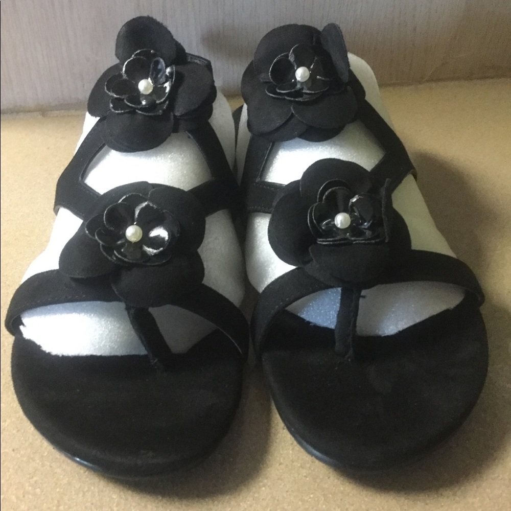 Mackin J Black Vegan Suede Flat Strap Flower Pearl Accent Flat Sandals New - Picture 3 of 6